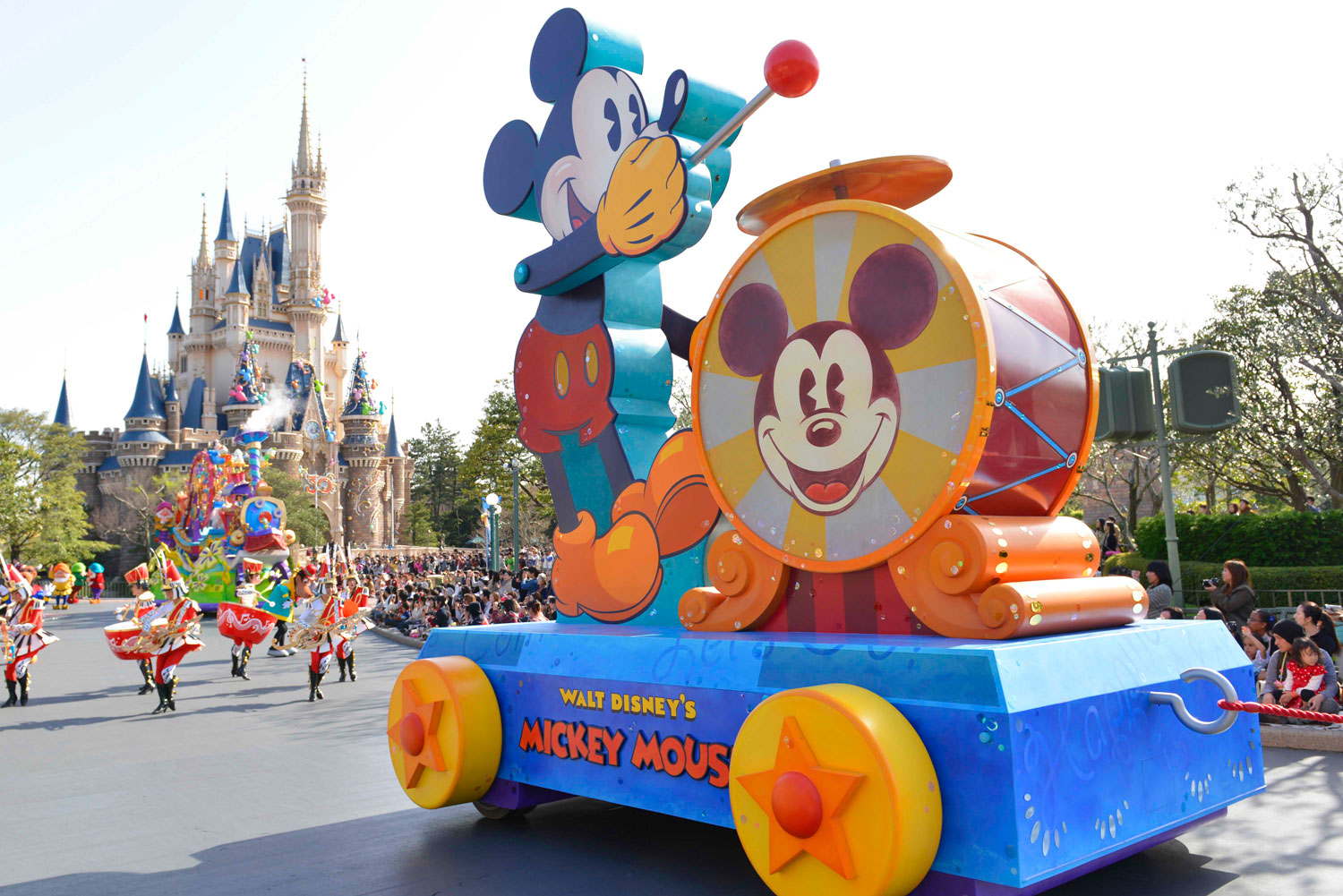 Take time out from the rides to watch the flawlessly choreographed parade.