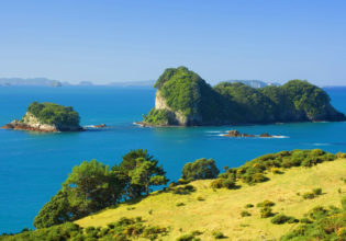Coromandel town and its bay of green and blue hues, dotted with islands and capes.