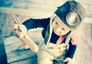 The 7 golden rules of flying with kids