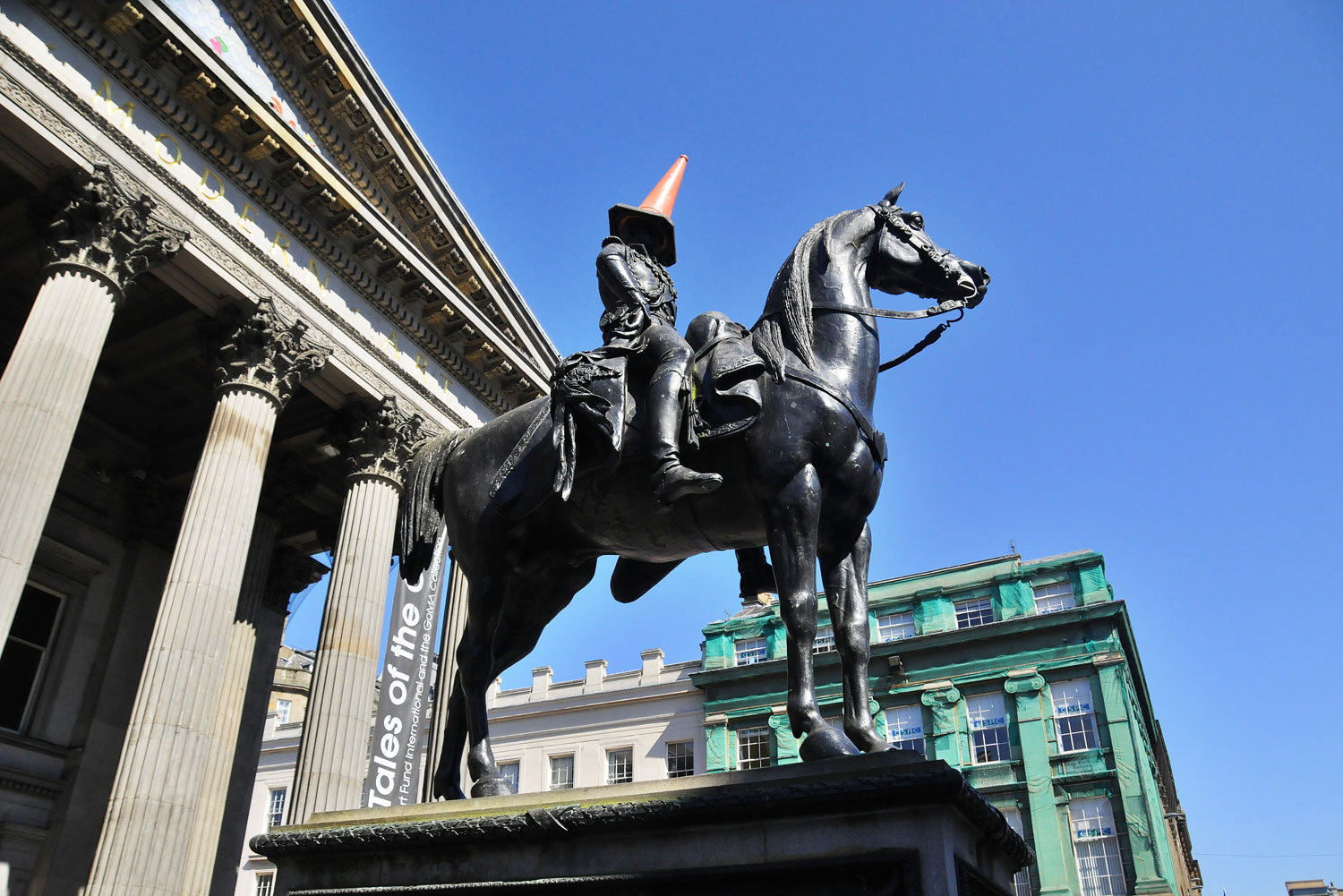 Duke of Wellington statue sporting a traffic cone.