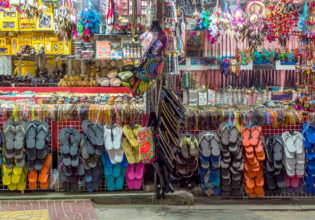 Bangkok Night Markets, Fake designer handbags hanging in Ba…