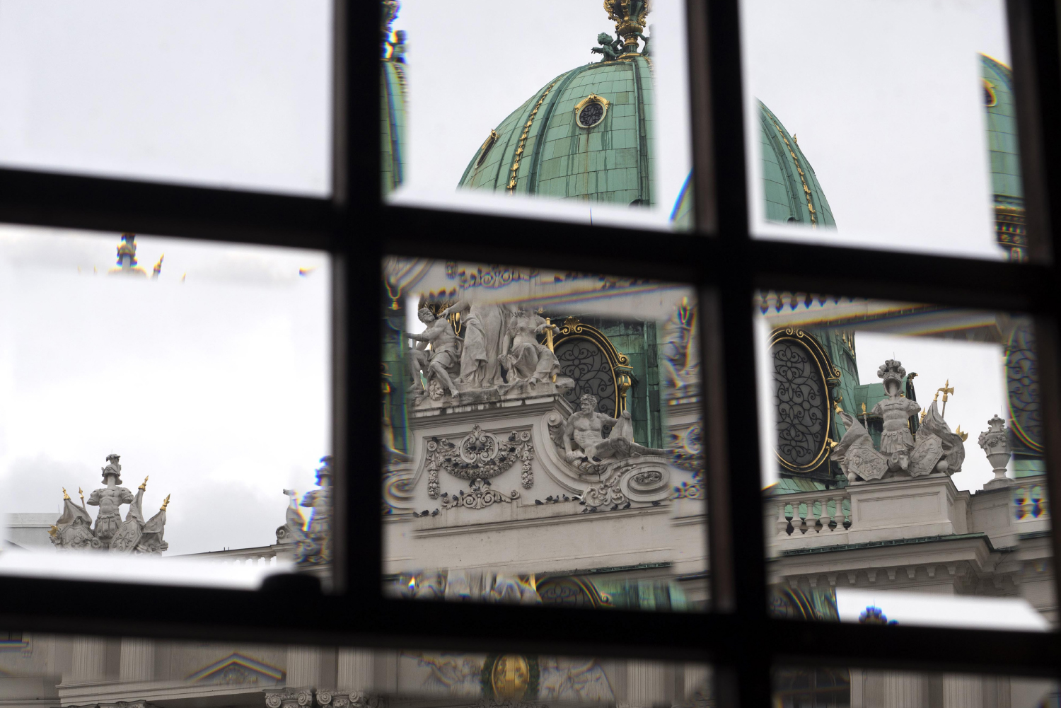 he Imperial Palace seen from the windows of modernist Looshaus highlights Vienna’s architectural contrasts.