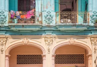 100 tips, tricks and hacks from travel insiders – More for less