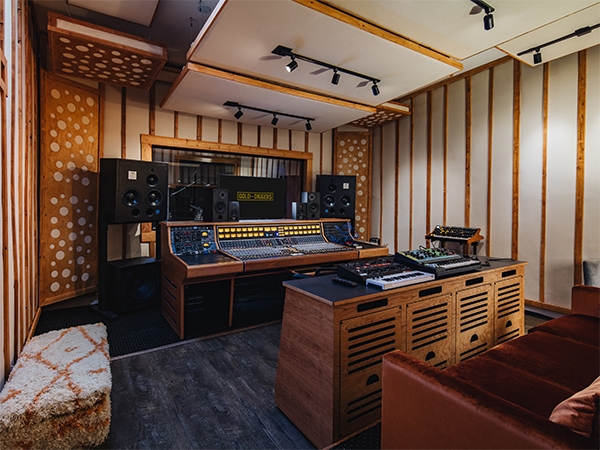 Gold-Diggers  East Hollywood Boutique Hotel, Bar & Recording Studio – Gold— Diggers