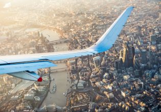 Aeroplane circles back over London to land