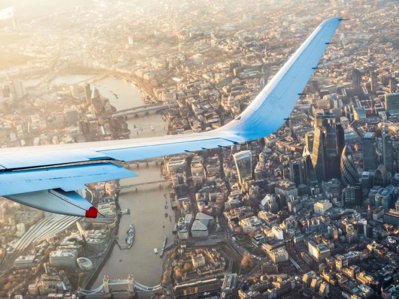 Aeroplane circles back over London to land