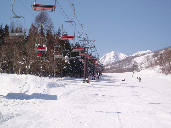 A family-friendly slope at Hakuba Norikura Onsen Snow Resort