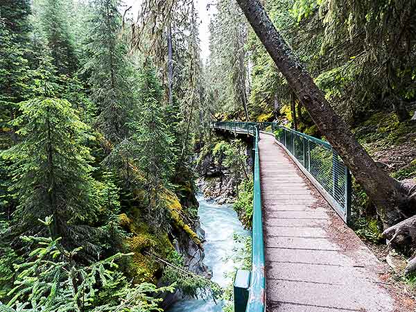 Johnston Canyon walkway,, Bow Valey Parkway, Banff National Park, Alberta, Canada