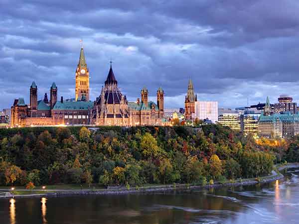 Sightseeing boat, Parliament Hill, Ottawa