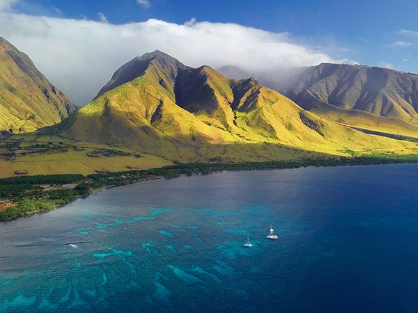 Sailing coast of western Maui
