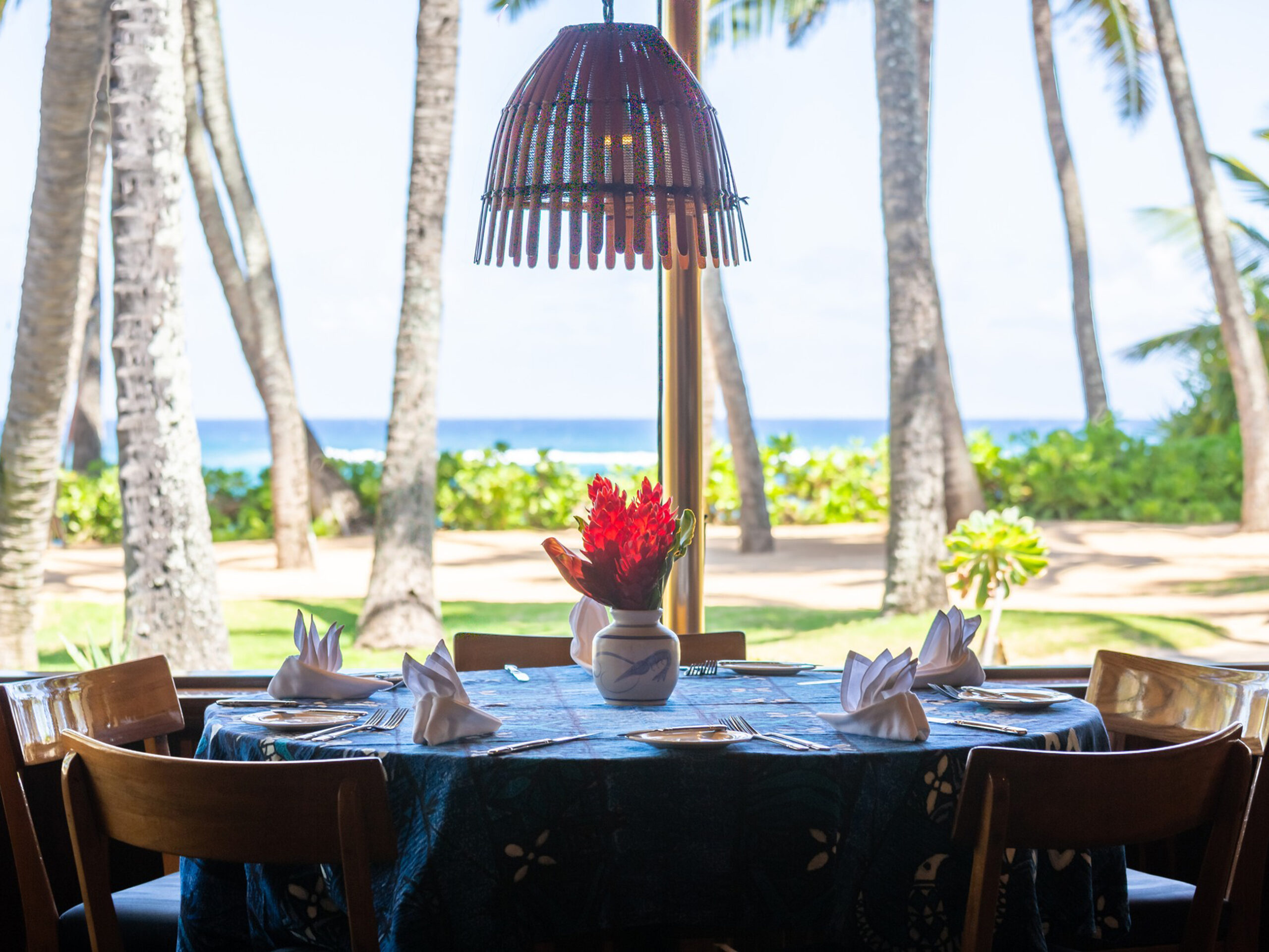 beachfront dining at Mama&rsquo;s Fish House on Maui