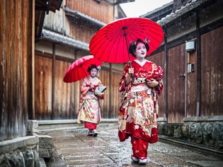 Maikos walking in Kyoto