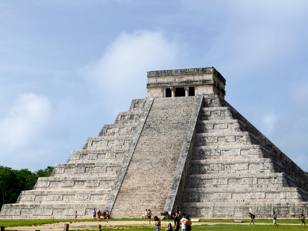 Chichén Itzá with people around the base on the Yucatán Peninsula in Mexico