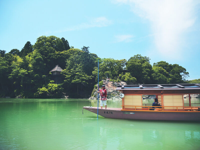 Canoeing in a traditional housebout in Ehime.