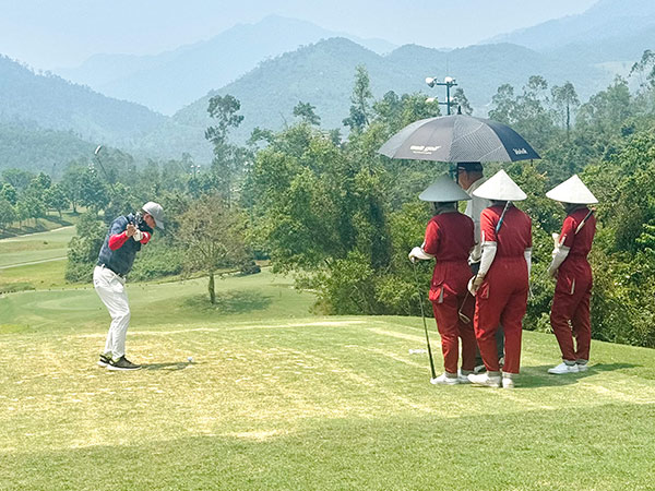person golfing in hoi an vietnam
