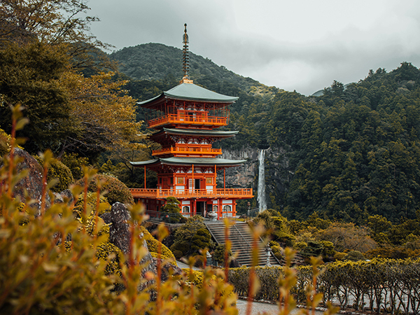 This 133 meter tall waterfall boasts the longest drop in Japan, with one ton of water dropping down the cliff every second. It enshrines the deity of Hiro Shrine, the auxiliary shrine of Kumano Nachi Taisha Grand Shrine.