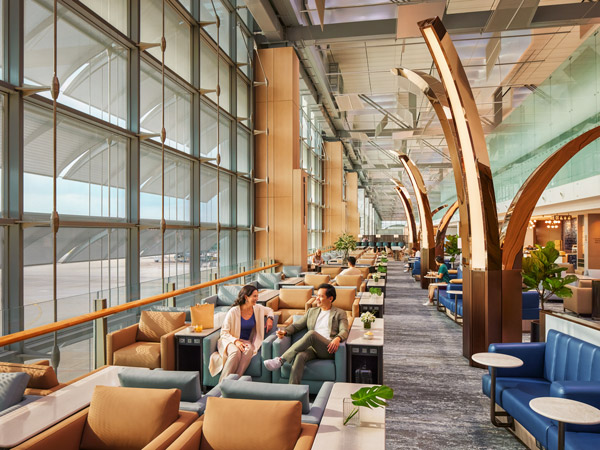 the al fresco seating area in the Singapore Airlines Business Class SilverKris Lounge