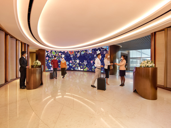 welcome at the entrance, Singapore Airlines Business Class