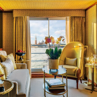 A lavishly decorated living room S.S. La Venezia