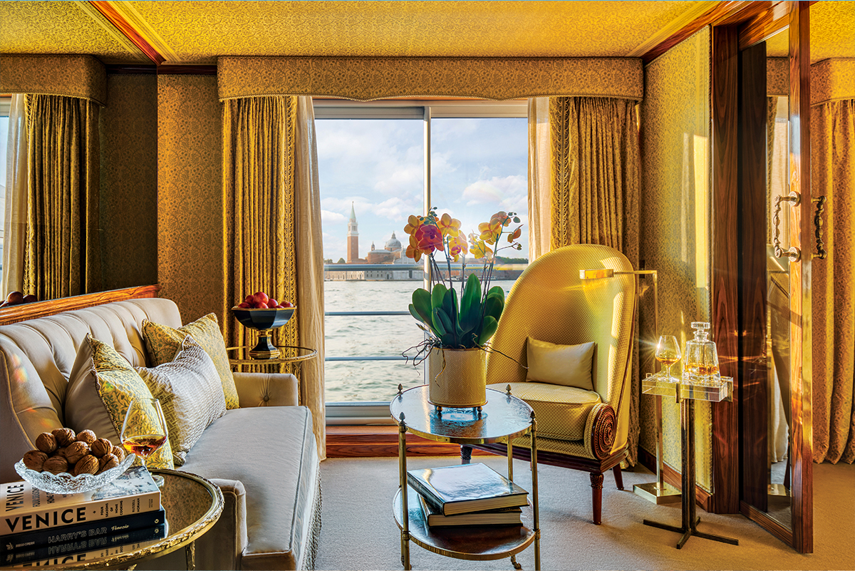 A lavishly decorated living room S.S. La Venezia
