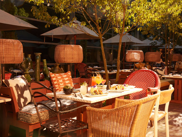 outdoor dining with cocktails at Mondrian Bordeaux Les Carmes