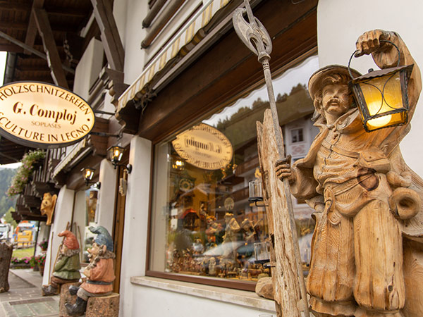 wood carvers in Val Gardena