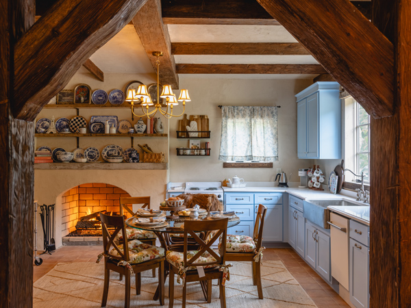 The Holiday Cottage in Ellijay, Georgia kitchen