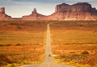 Road to Monument Valley Tribal Park
