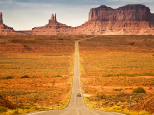 Road to Monument Valley Tribal Park