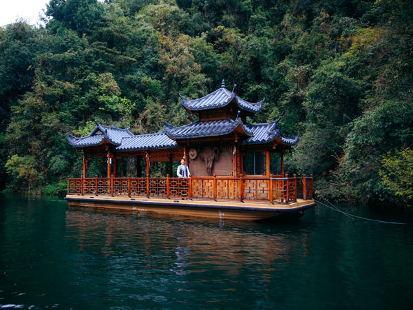 A man sings on BaofengLake