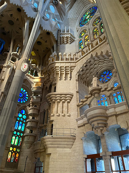 inside la sagrada familia