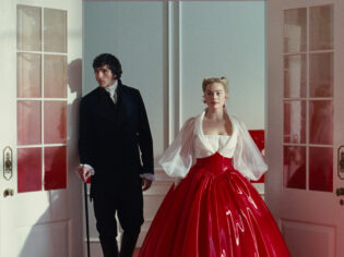 (L-r) JACOB ELORDI as Heathcliff and Actor, Producer MARGOT ROBBIE as Catherine Earnshaw in “Wuthering Heights,” a Warner Bros. Pictures Release.
