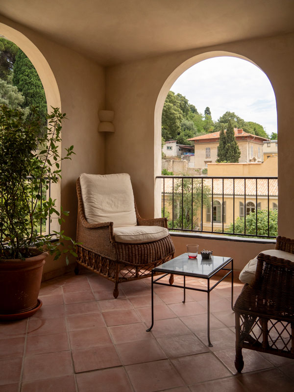 a balcony at the Hôtel du Couvent