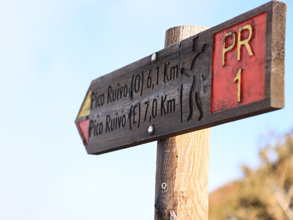 the PR1 Vereda do Areeiro trail signage in Madeira