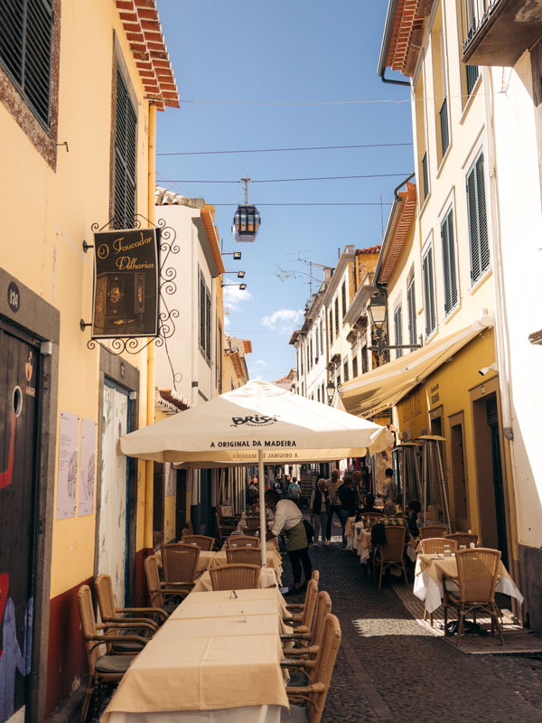 an afresco dining area at Rua de Santa Maria
