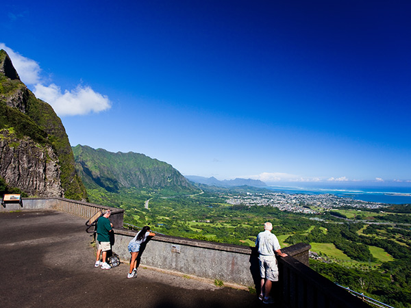 the view from Nuʻuanu Pali Lookout on o'ahu