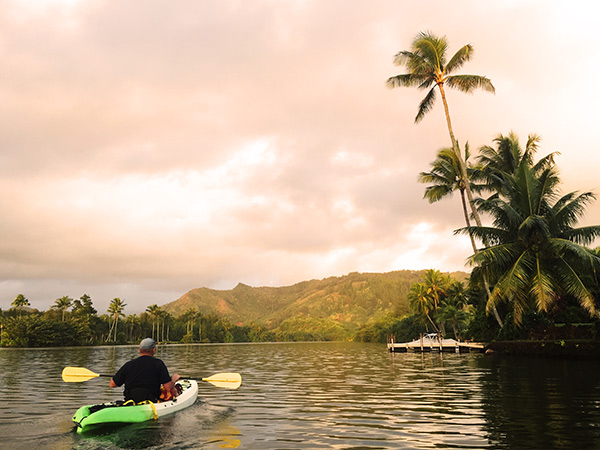 man kayaking the Wailua River in Kauaʻi