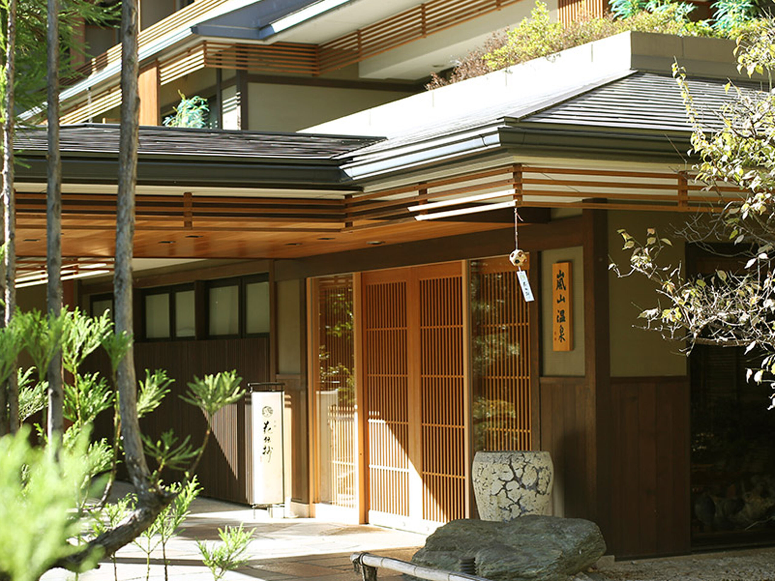 the exterior of Arashiyama Onsen Kadensho