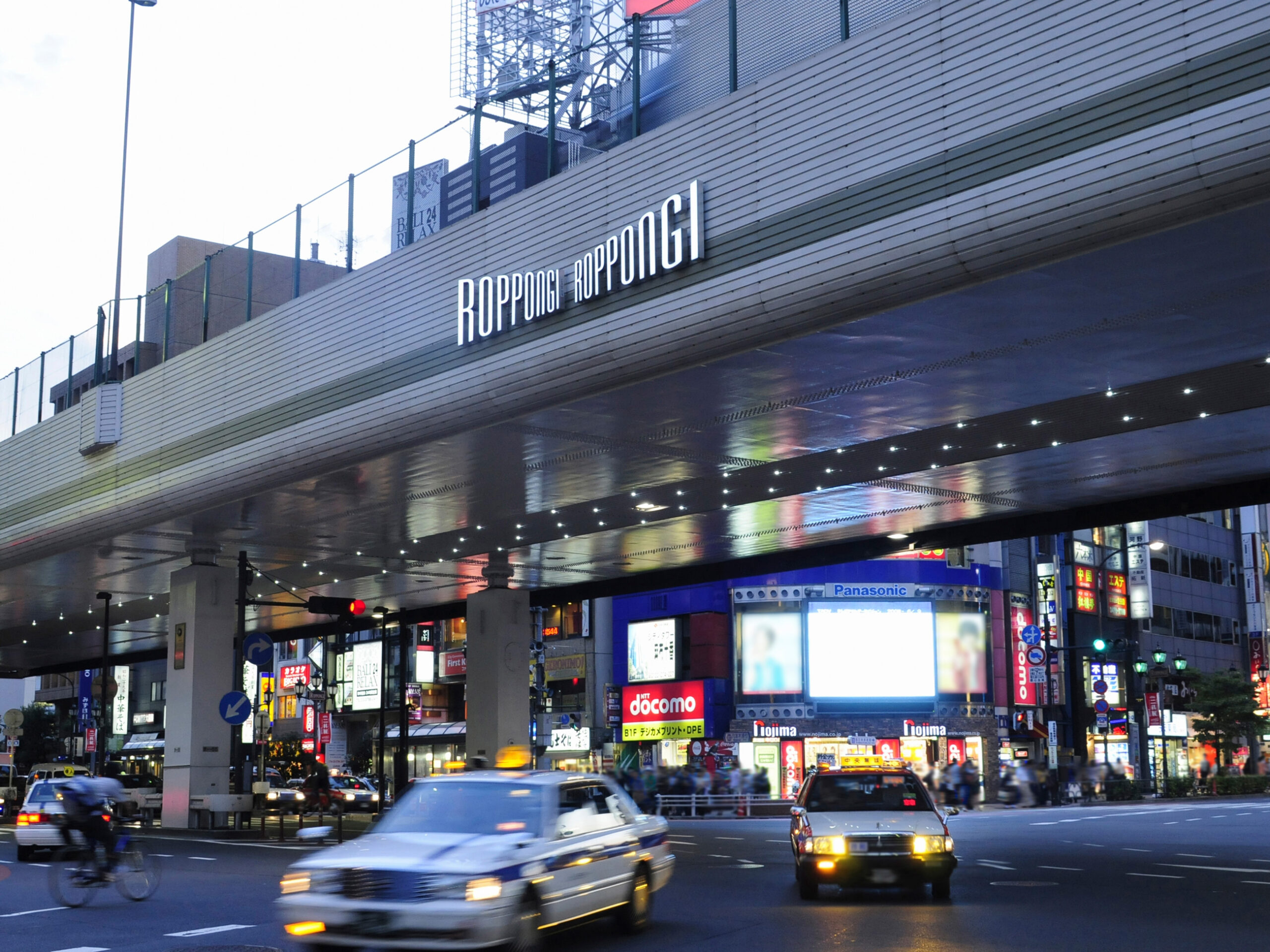 the intersection between Roppongi Street and Gaien Higashi Street 