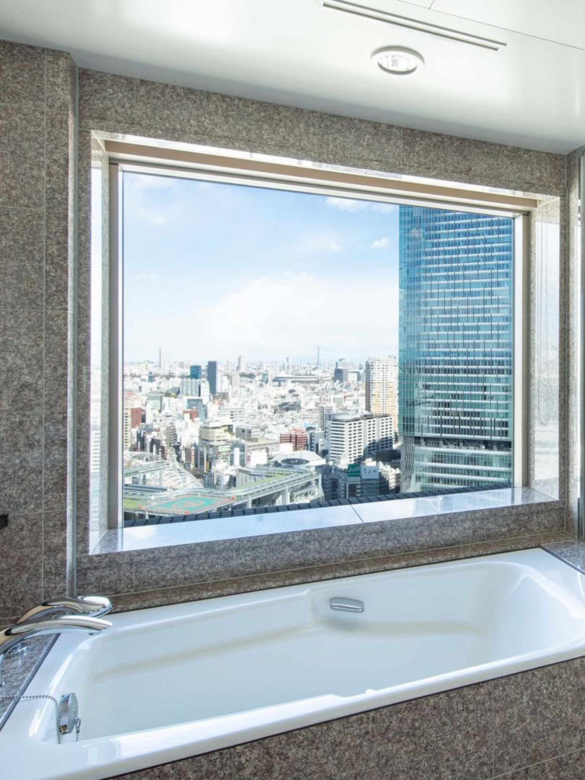 the bathtub at Cerulean Tower Tokyu Hotel