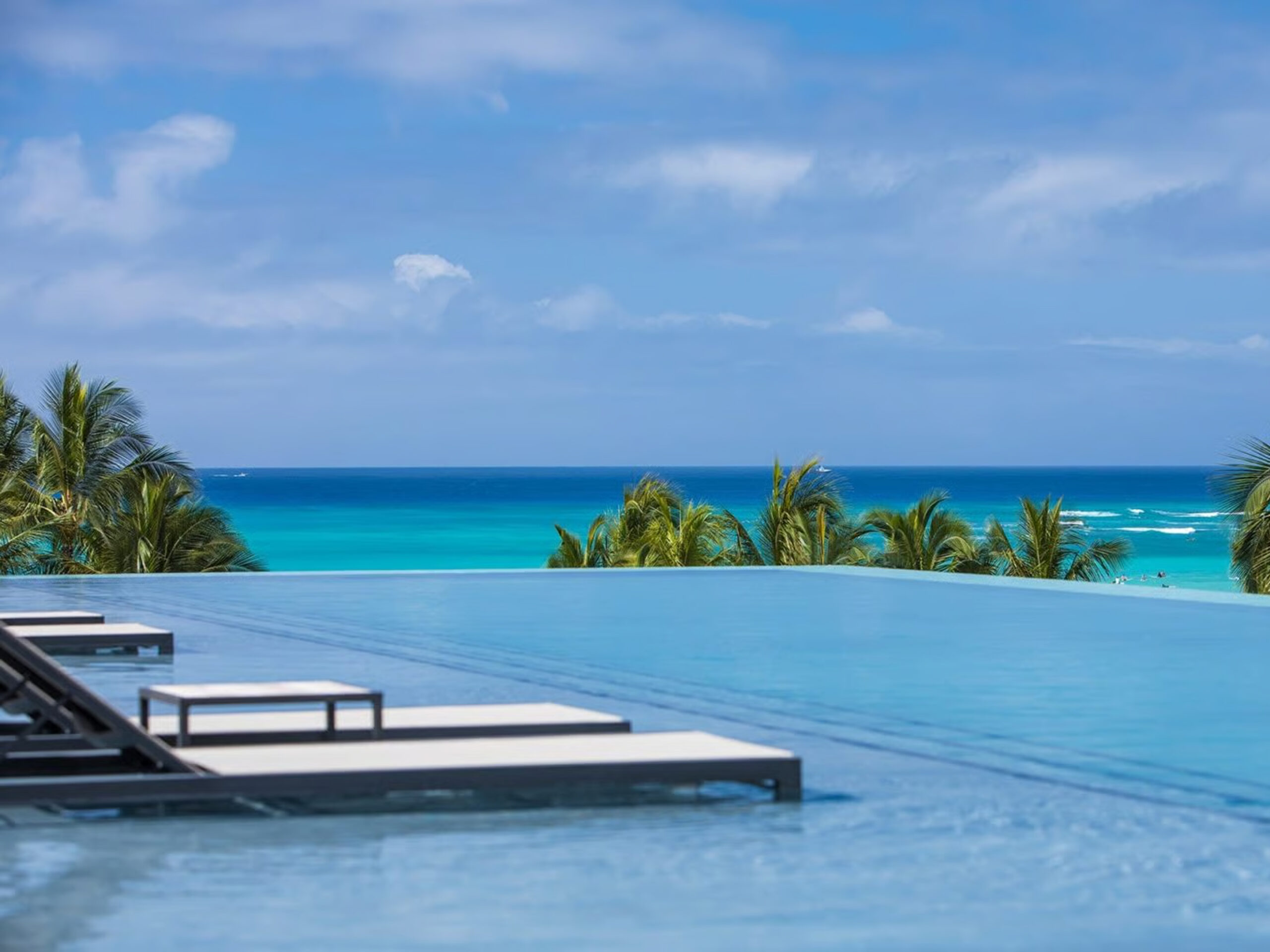 the infinity pool at Alohilani Resort Waikīkī Beach
