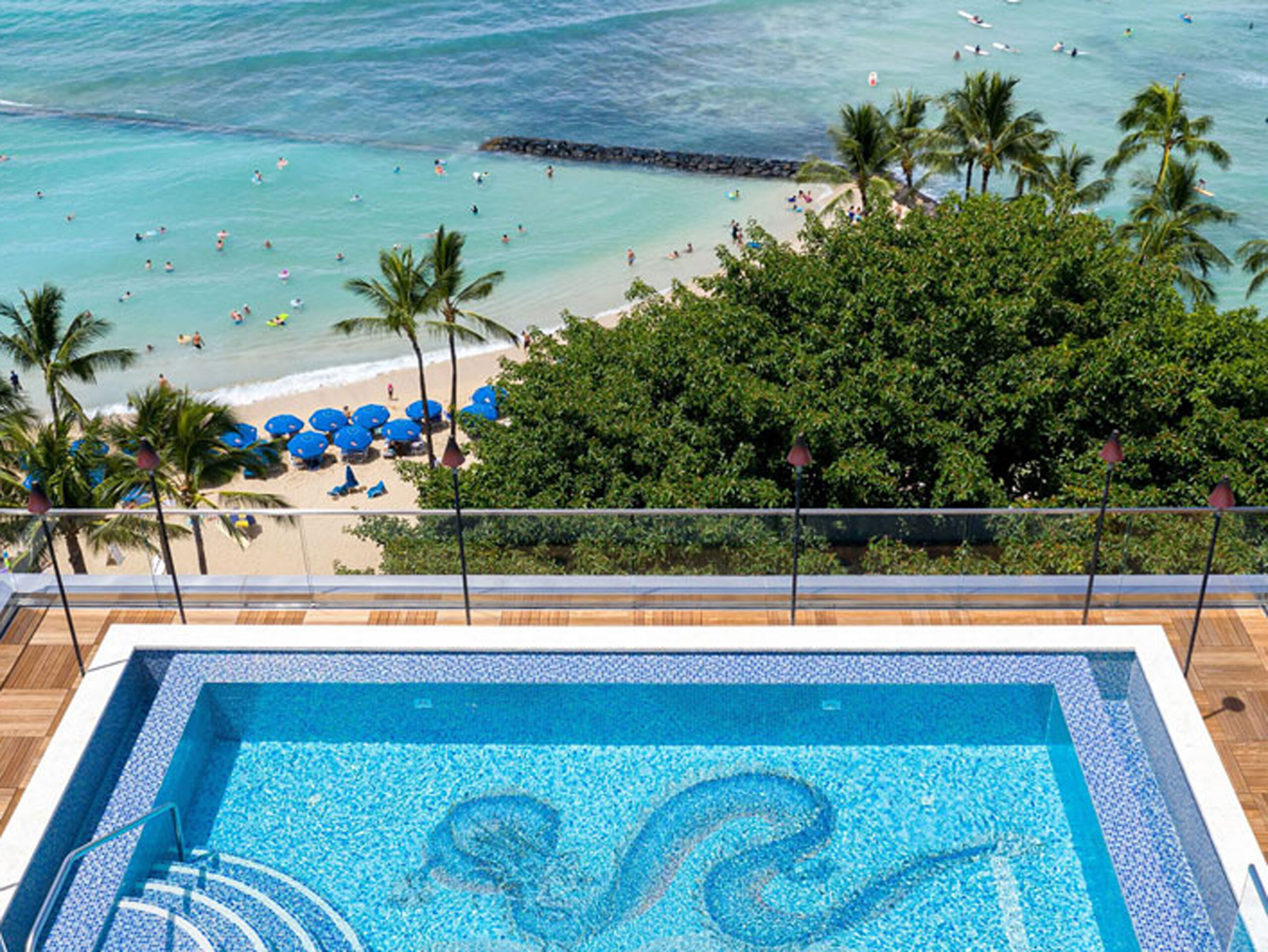 ESPACIO The Jewel of Waikīkī pool from above