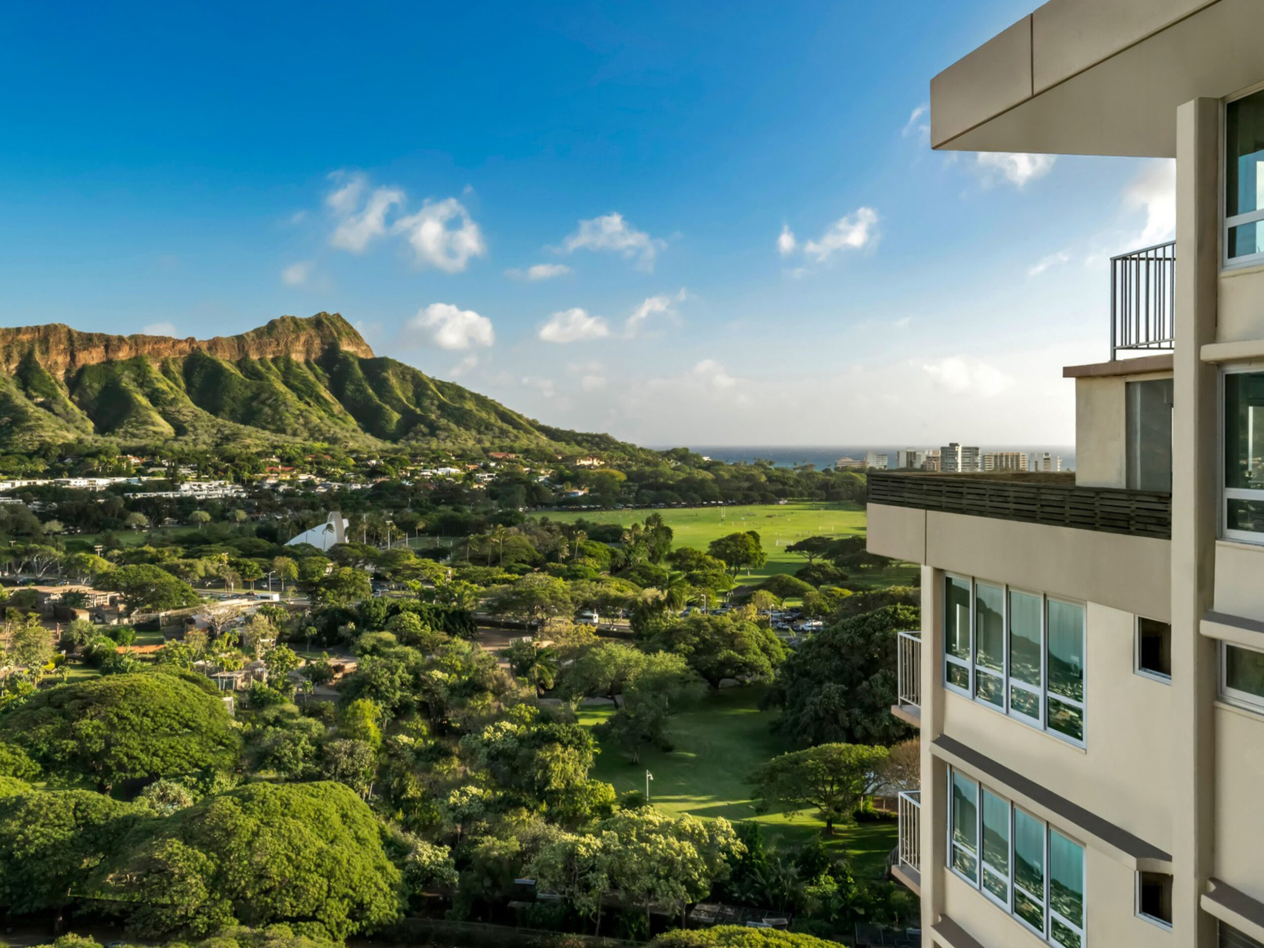 Kapiʻolani Park view from Queen Kapiʻolani Hotel Waikīkī Beach