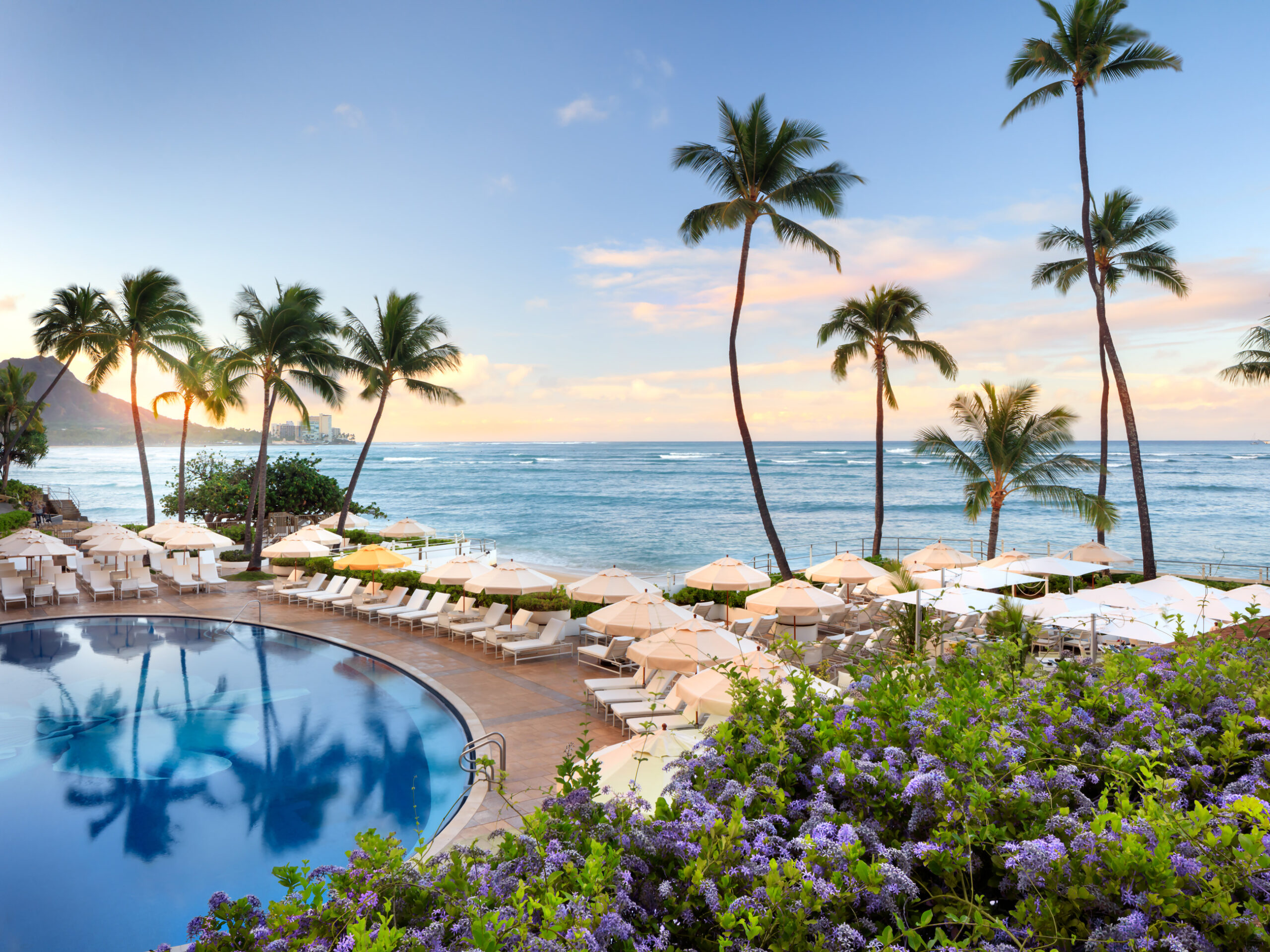the Halekulani pool on Waikīkī Beach
