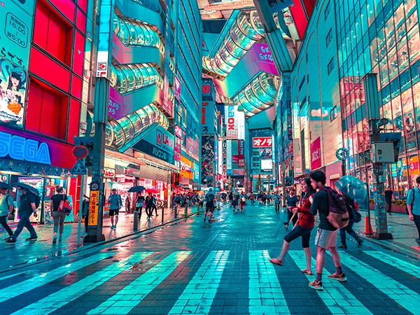 couple crossing the street in tokyo