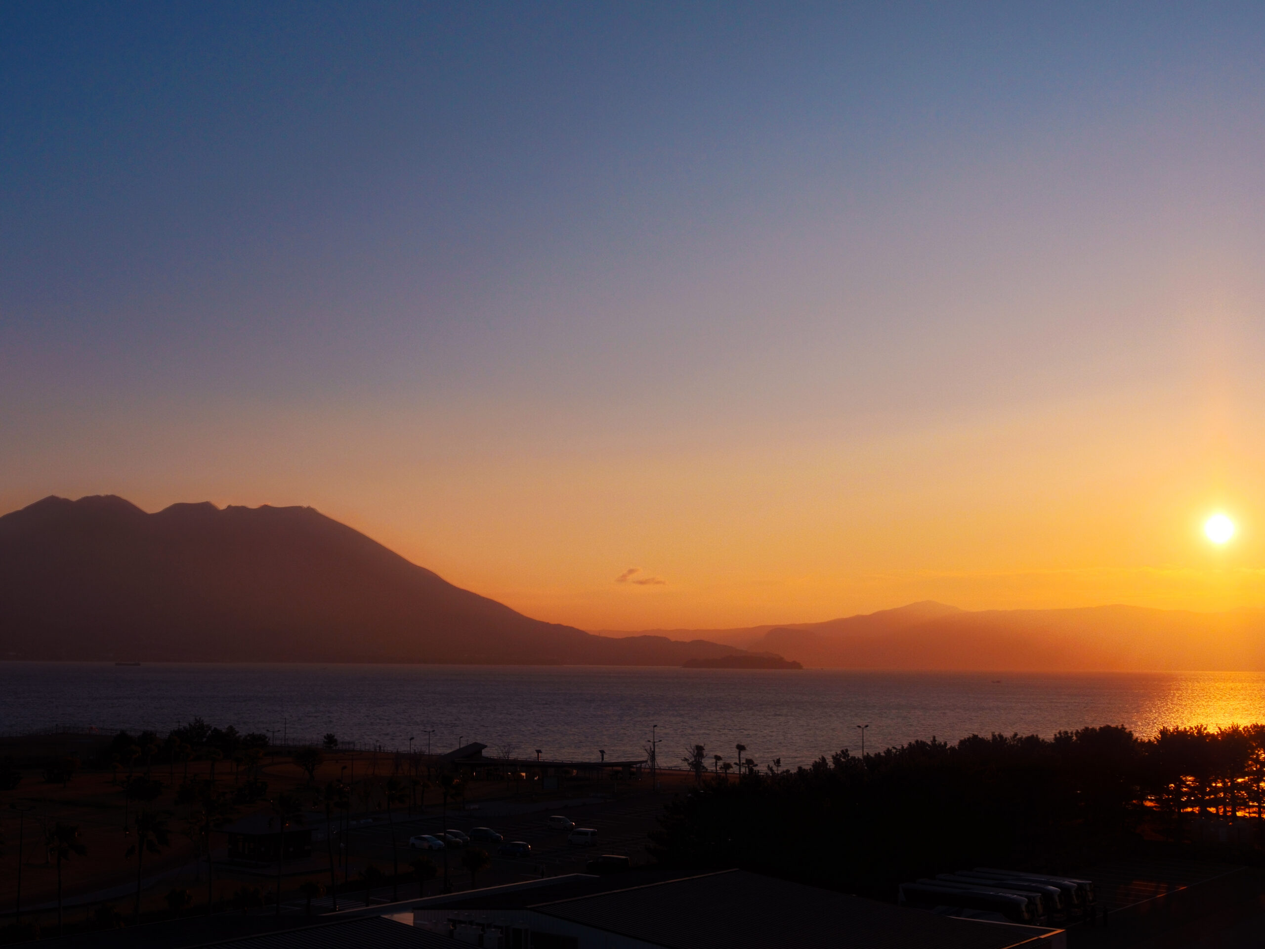 sun rise over Kagoshima&rsquo;s volcano 