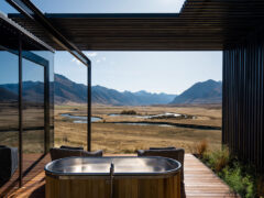 the outdoor tub at The Lindis Lodge, New Zealand