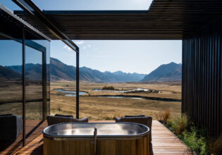 the outdoor tub at The Lindis Lodge, New Zealand